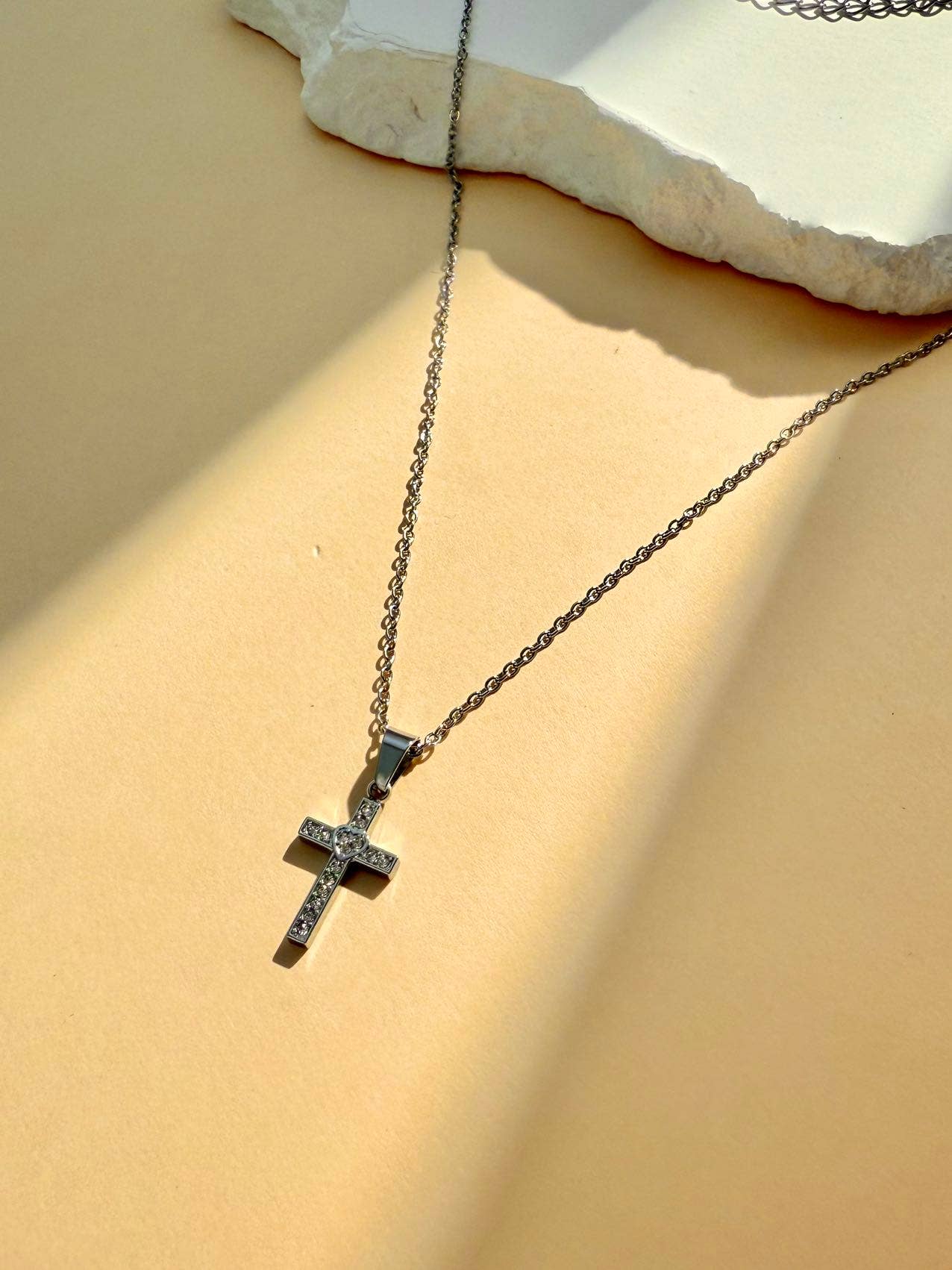 Collier acier inoxydable croix minimaliste fin avec strass