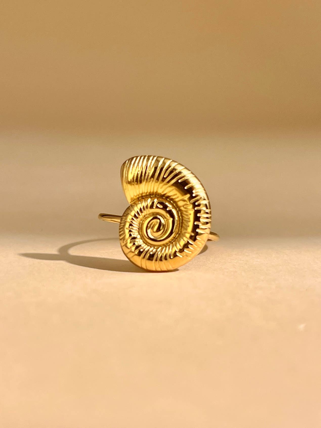 Bague avec motif escargot de mer ajustable