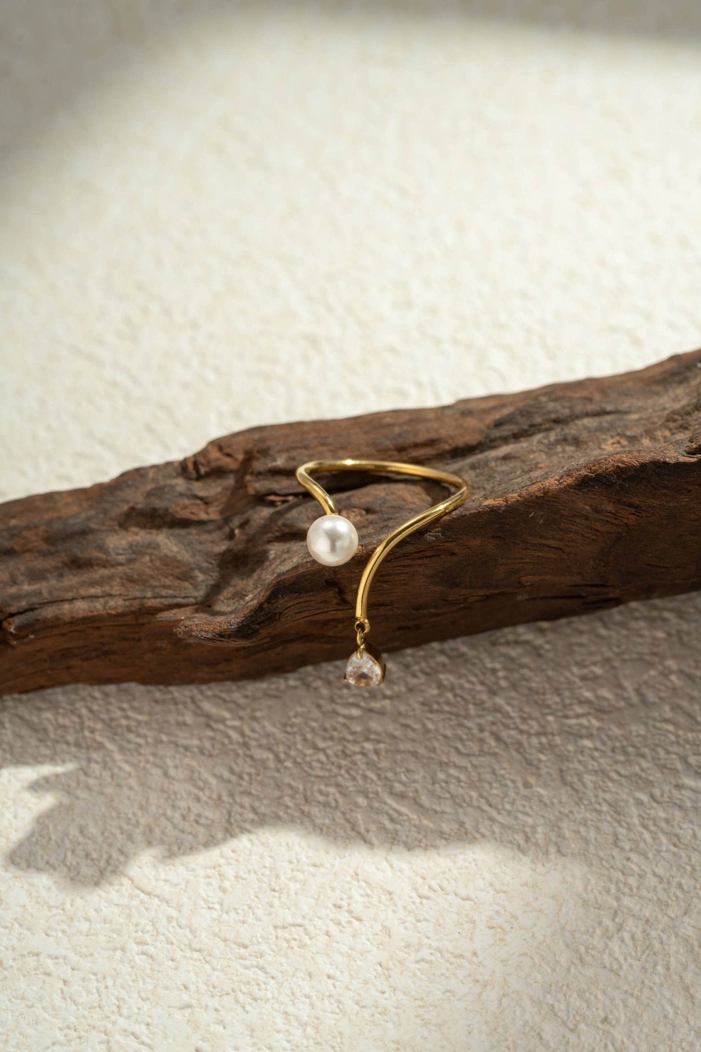 Bague raffinée perle cristal pendante