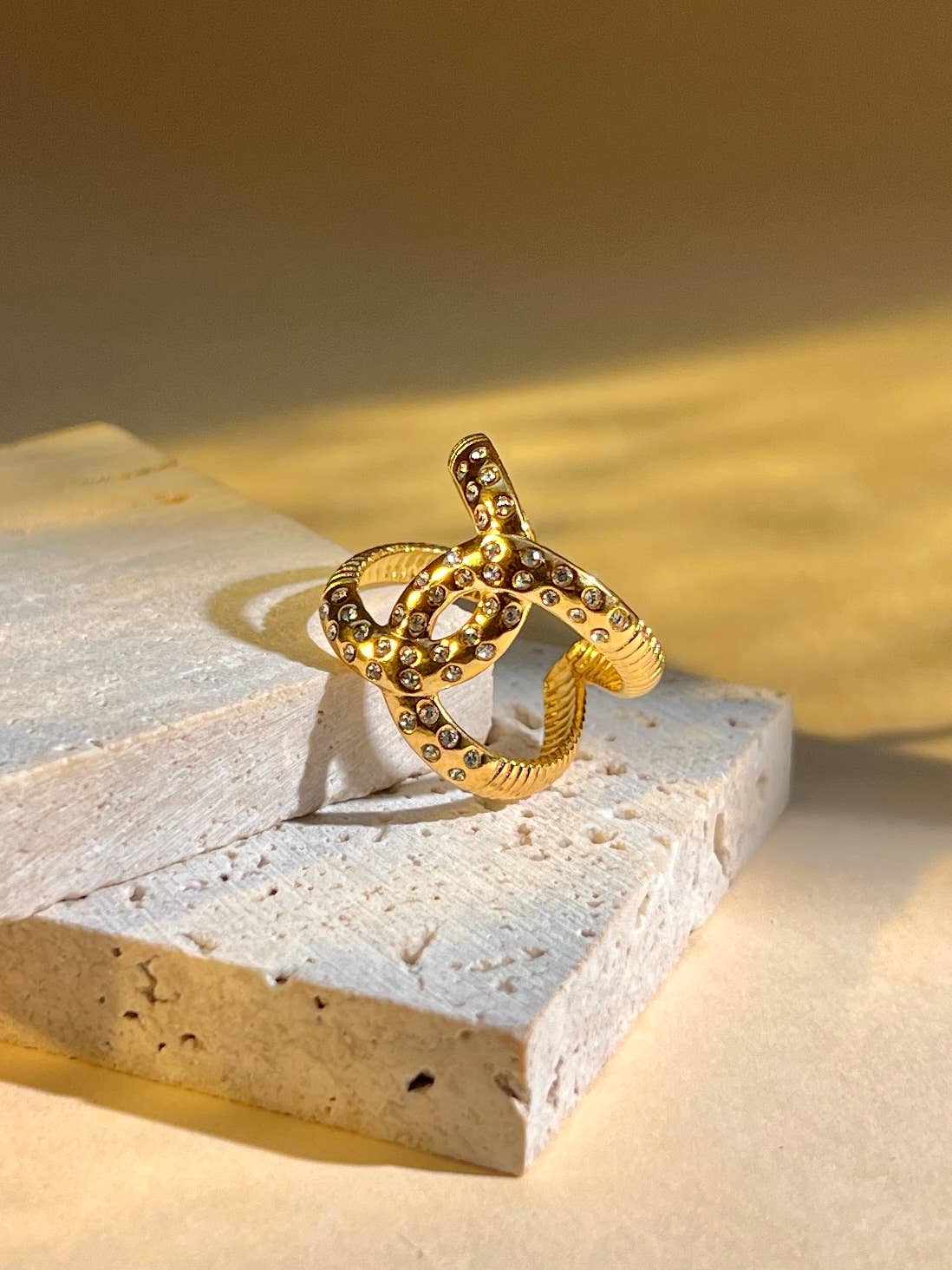 Bague acier inoxydable avec strass brillant doré