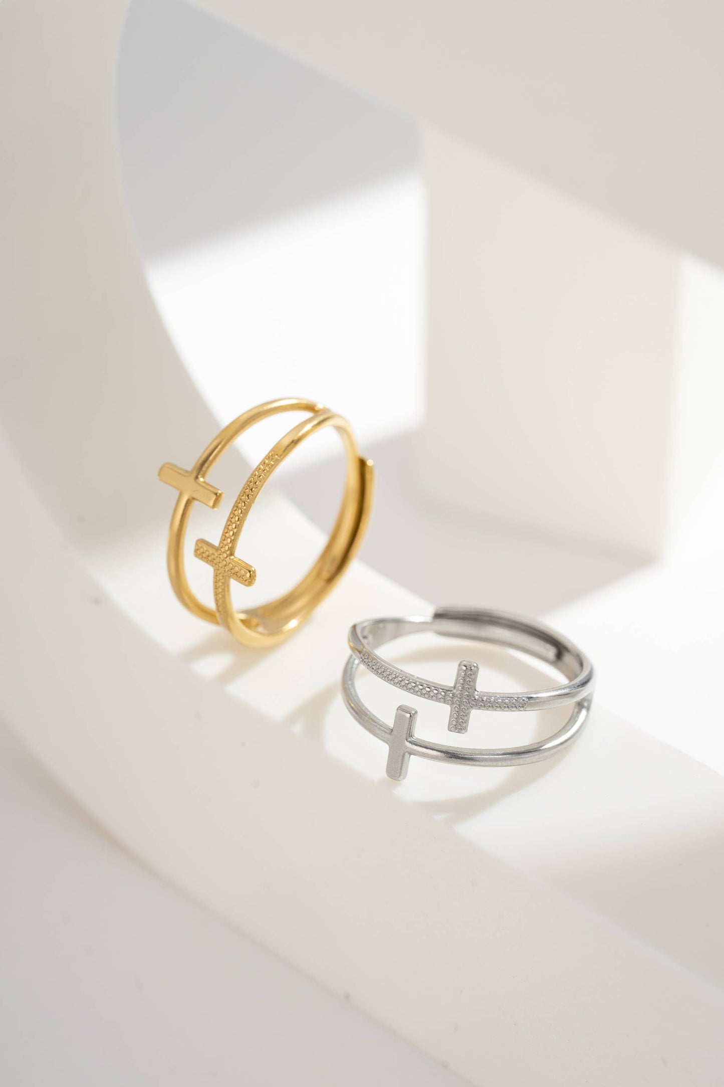 Bague Croix Dorée – Design Graphique en Acier Inoxydable