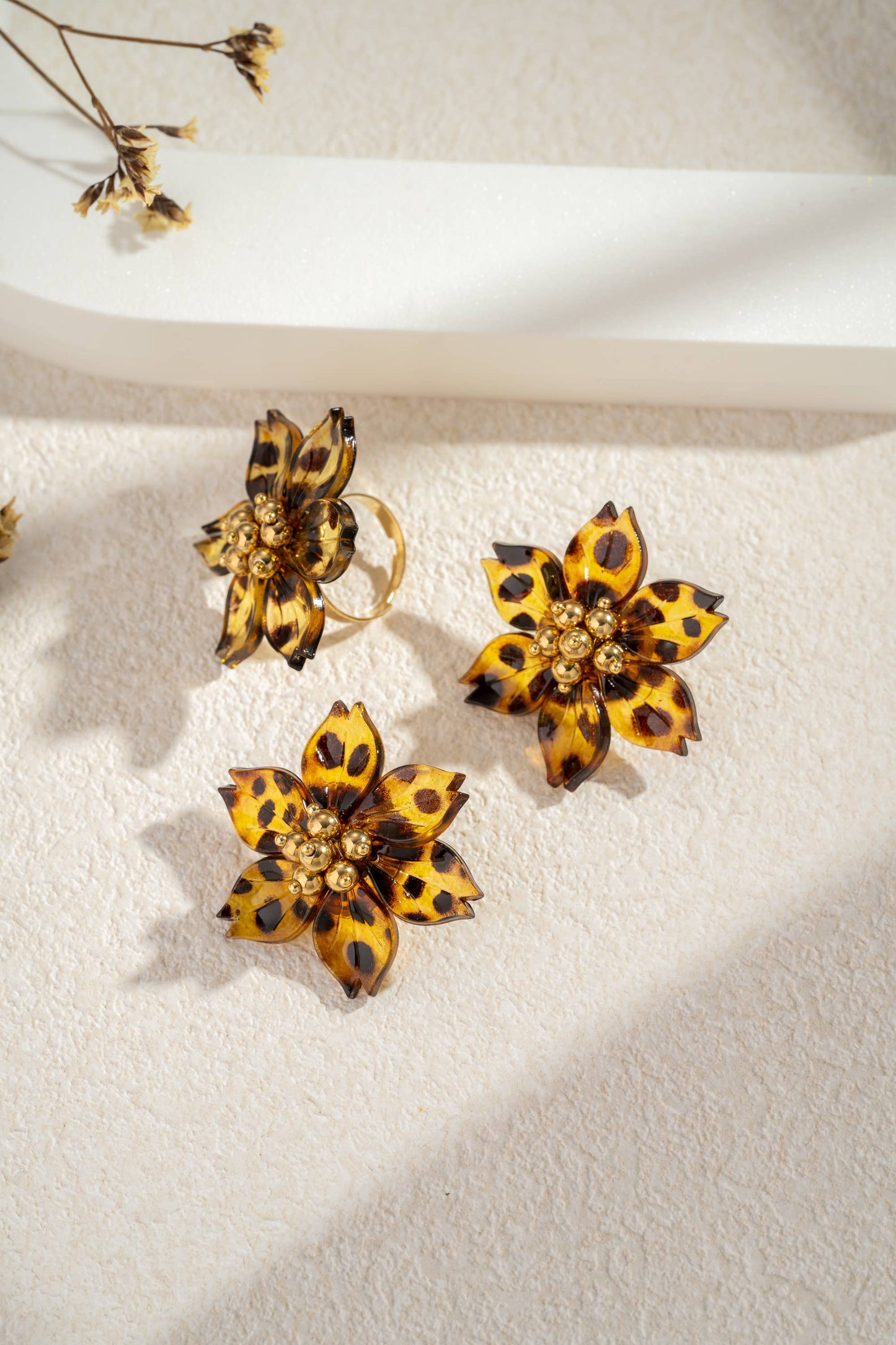 Boucles d’oreille fleur résine écaille tige acier inoxydable