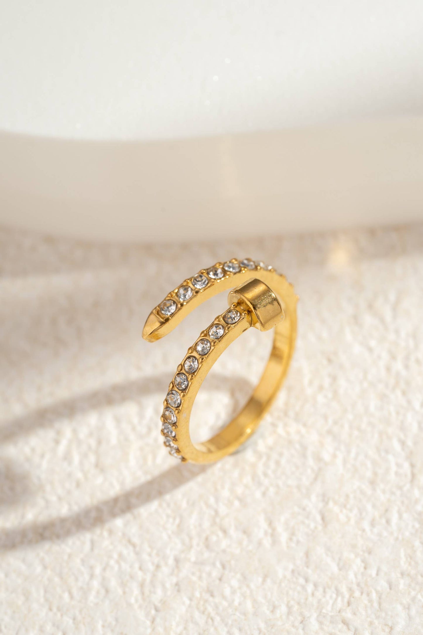 Bague clou doré sertie de pierres, éclat précieux, acier