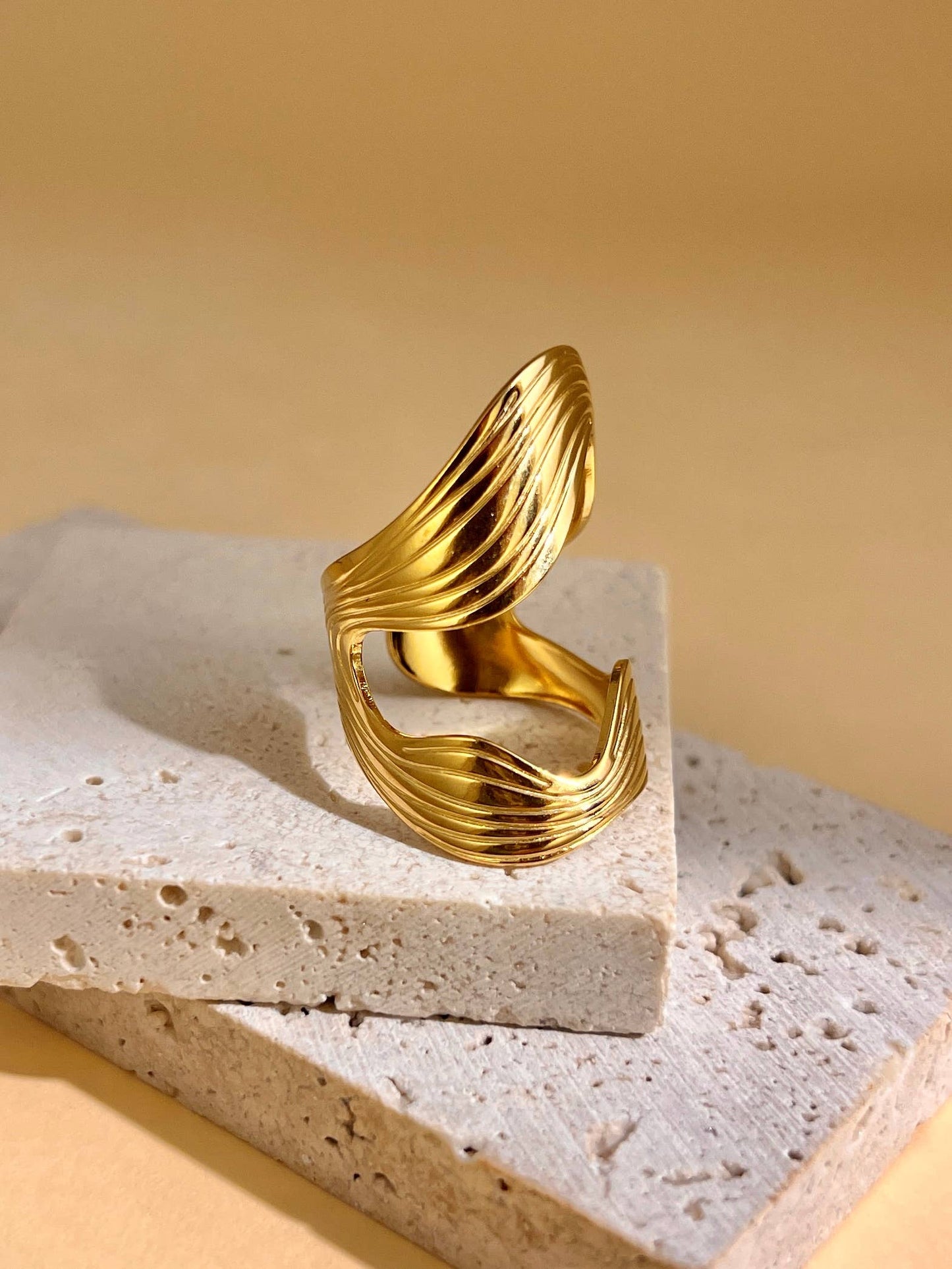 Bague design vague moderne
