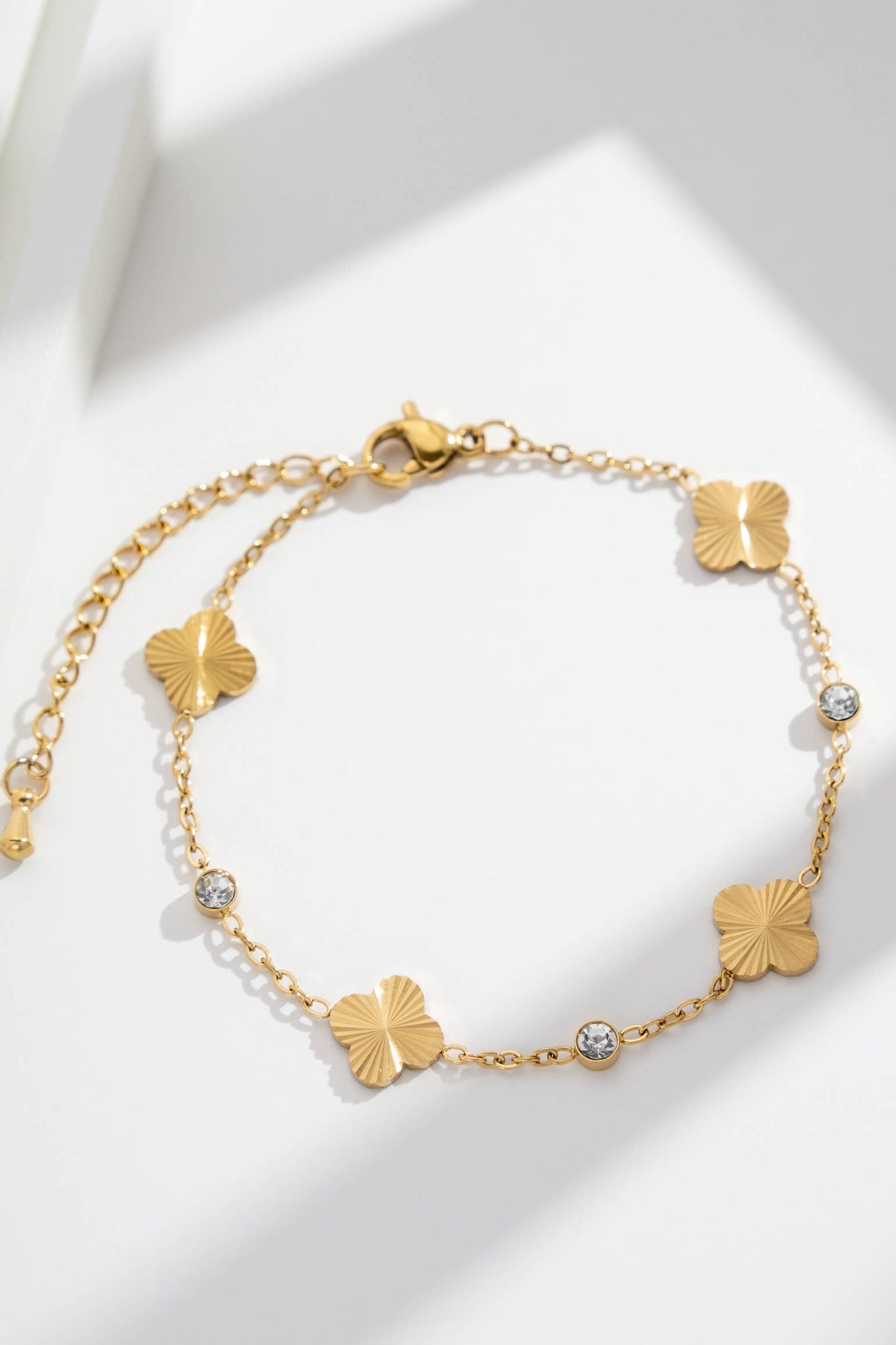 Bracelet acier inoxydable trèfle doré cristaux scintillants