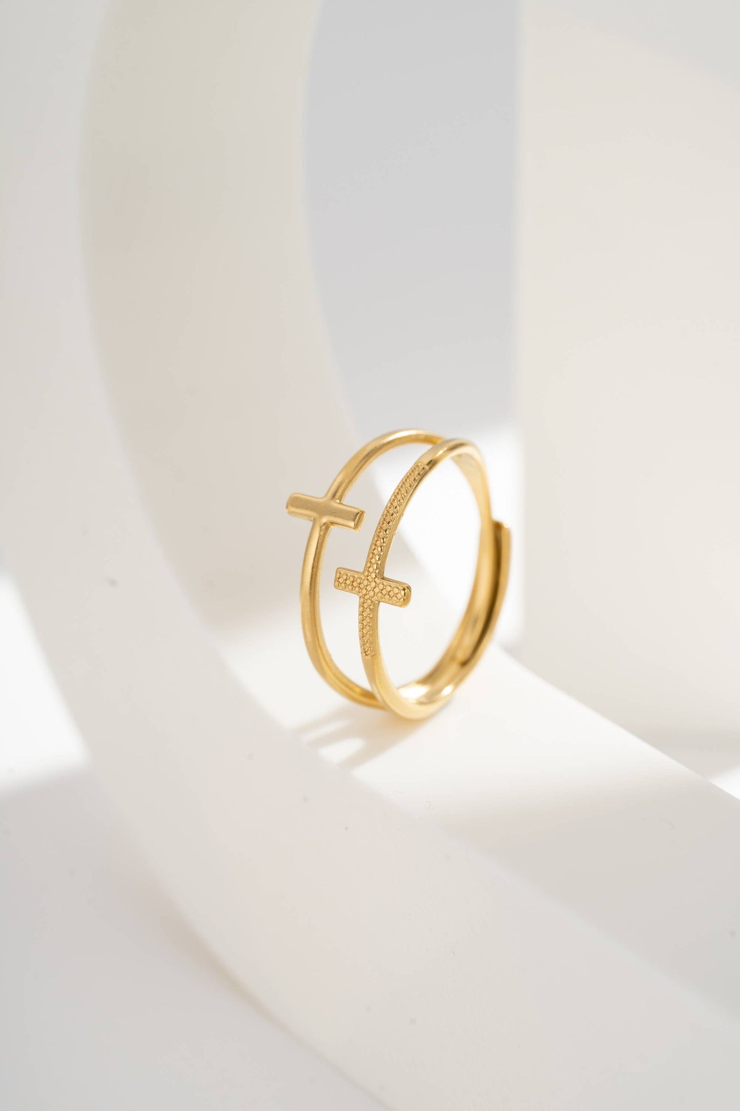 Bague Croix Dorée – Design Graphique en Acier Inoxydable