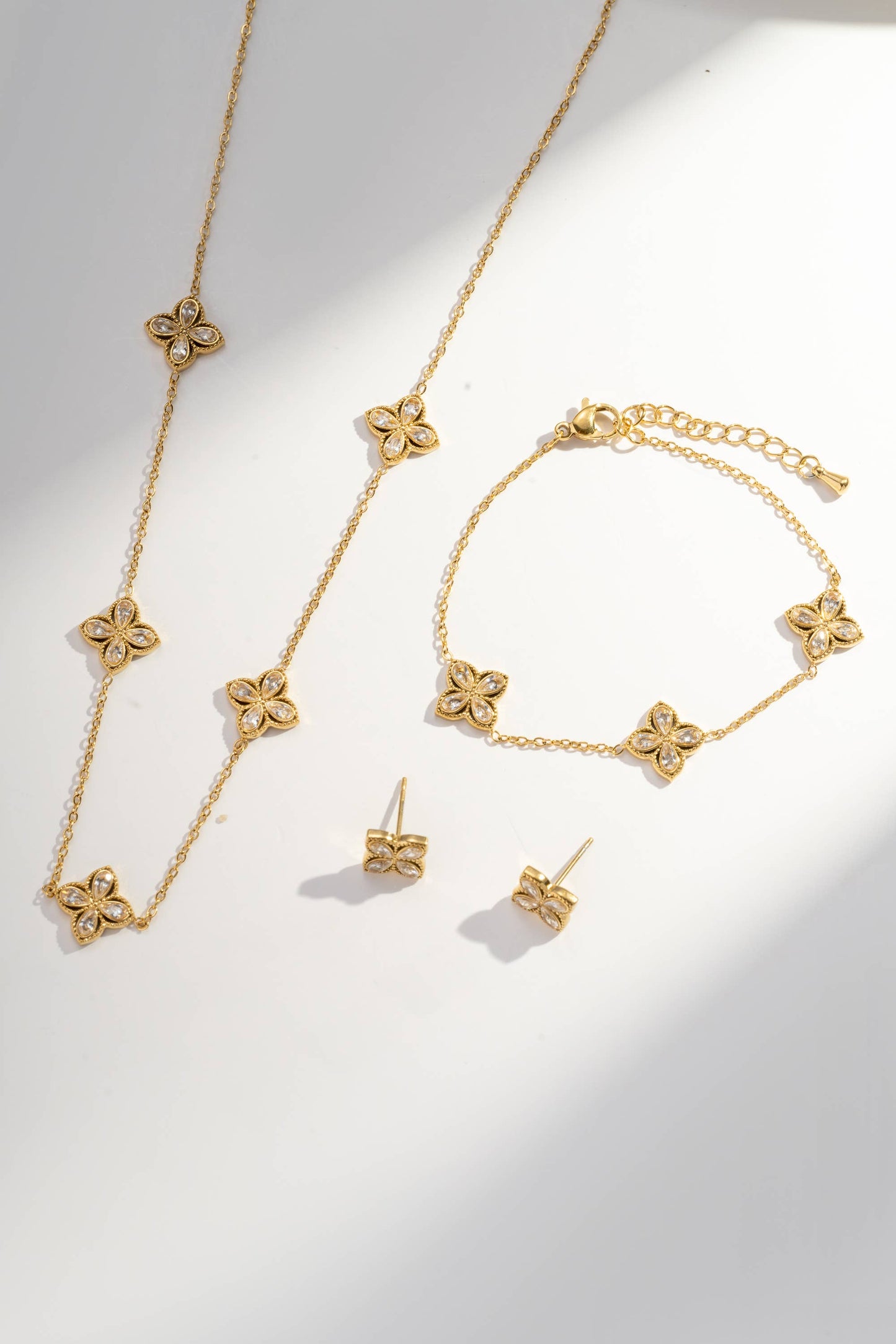 Collier acier inoxydable trèfle ornée de cristal