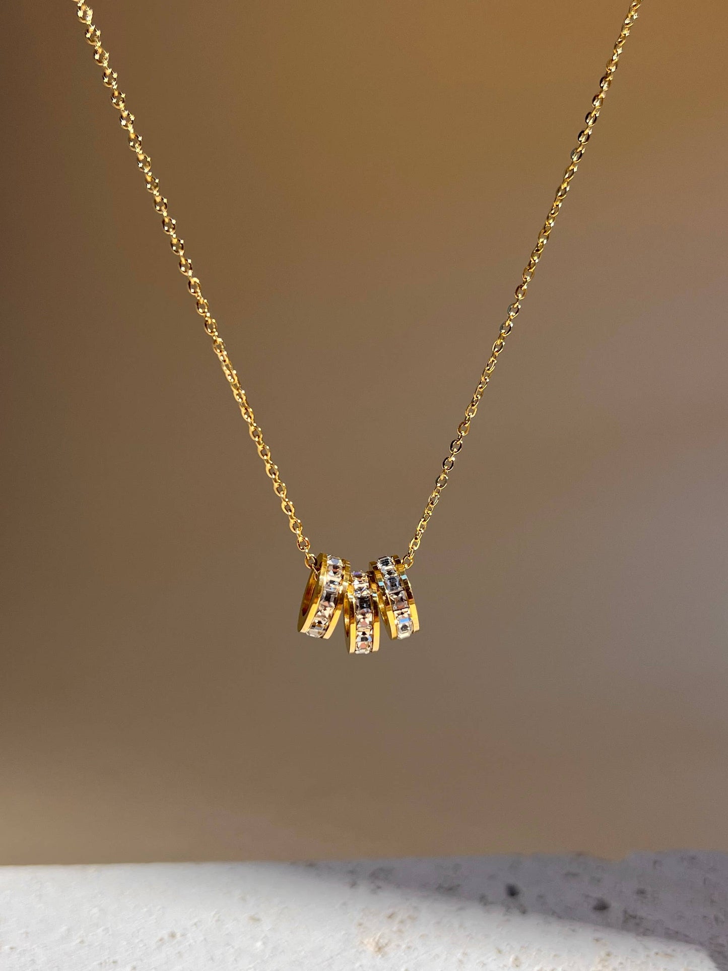 Collier acier inoxydable avec 3 anneaux strass chaîne fine