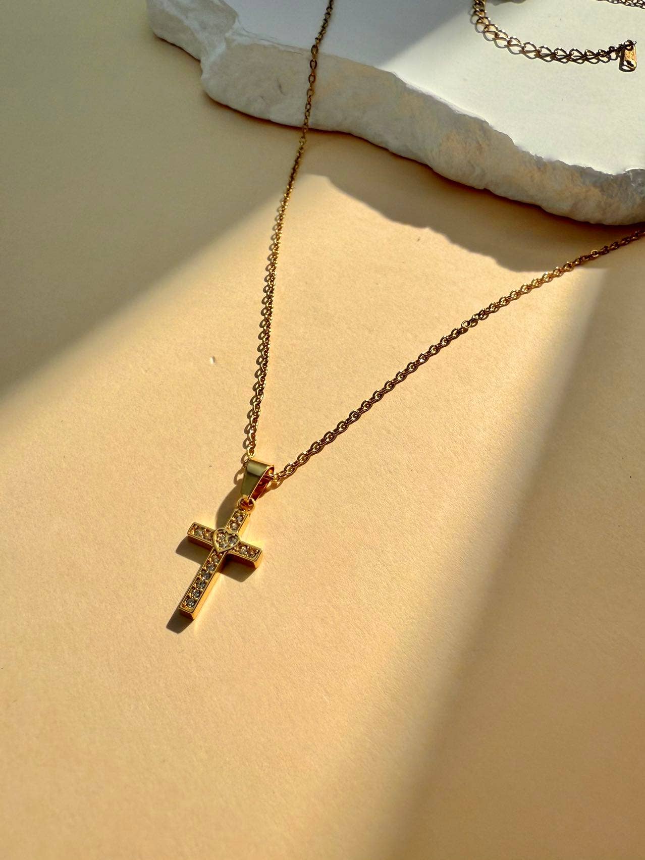 Collier  acier inoxydable croix minimaliste  fin avec strass