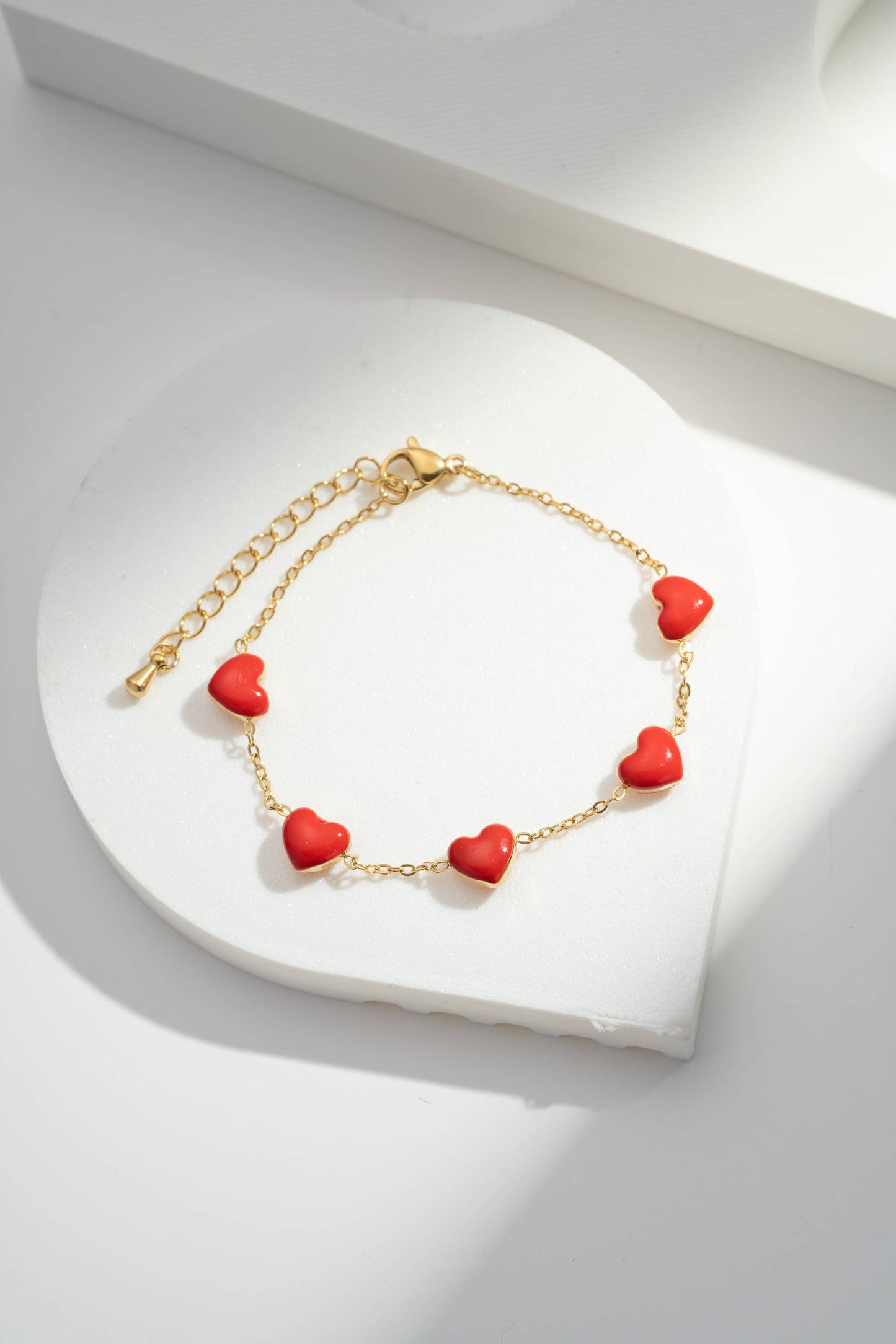 Bracelet doré cœurs rouges en acier inoxydable romantique