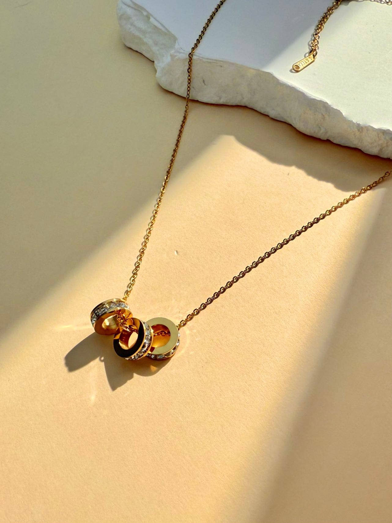 Collier acier inoxydable avec 3 anneaux strass chaîne fine