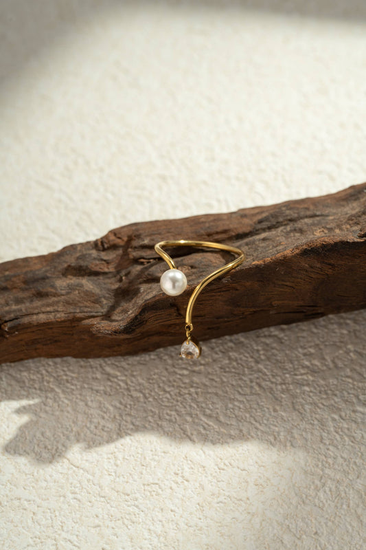 Bague raffinée perle cristal pendante