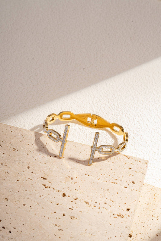 Bracelet à forme géometrique orné de cristaux en acier