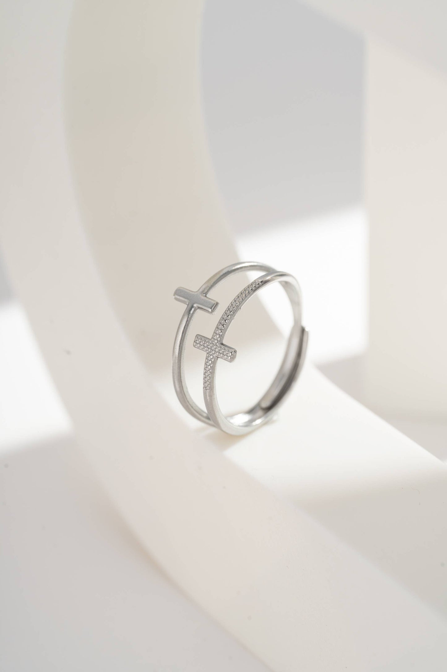 Bague Croix Dorée – Design Graphique en Acier Inoxydable