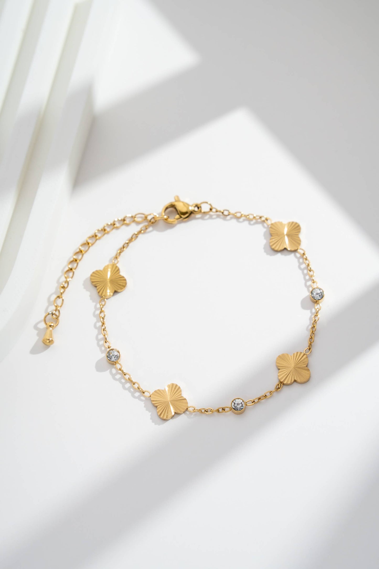 Bracelet acier inoxydable trèfle doré cristaux scintillants
