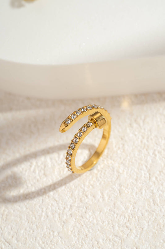 Bague clou doré sertie de pierres, éclat précieux, acier